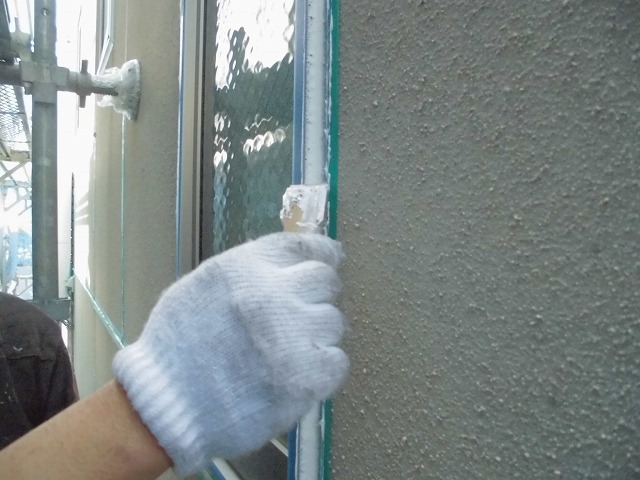 へらでシーリング材を均す